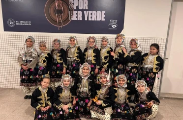 Kütahya Belediyespor Halk Oyunları ekiplerinden İzmir’de çifte başarı 