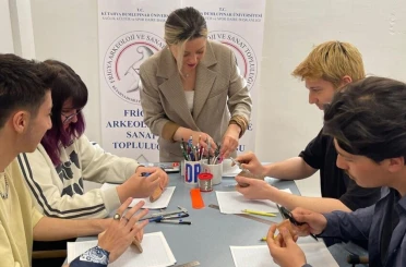 Kütahya Dumlupınar Üniversitesi’nde Arkeolojik Çizim Teknikleri Atölyesi düzenlendi 