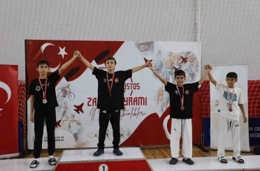 Kütahya’da 30 Ağustos Yıldızlar Taekwondo Zafer Kupası’nda ödül heyecanı 
