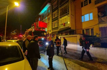 Kütahya’da 5 katlı binanın teras katında çıkan yangın paniğe neden oldu 