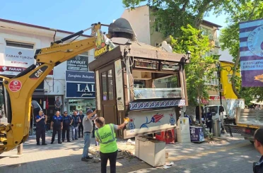 Kütahya’da büfe krizi: Esnaf kendini çatıya zincirledi, polis ve zabıta eşliğinde büfeler kaldırıldı 
