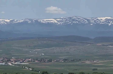 Kütahya’da kartpostallık manzara zirvede kar, ovada bahar 