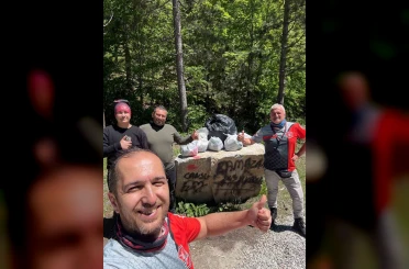 Kütahya’da kirlenen mesire alanını Eskişehirli motosiklet grubu temizledi 