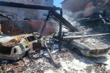 Kütahya’da korkutan yangın: 3 ev hasar gördü, 2 araç küle döndü 