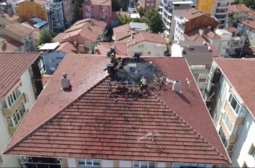 Kütahya’da yıldırım düşen çatıda yangın çıktı