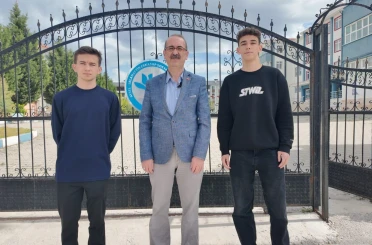 Kütahyalı öğrencilerden örnek davranış: Buldukları parayı polise teslim ettiler 