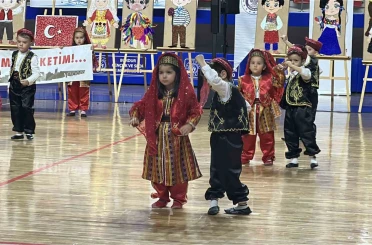 Kutlamaya katılan minik kız hem ağladı hem oynadı 