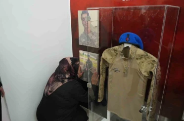 Kütüphaneye adı verilen askerin annesi, oğlunun fotoğrafını severek gözyaşı döktü 
