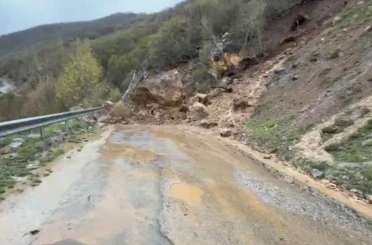 Kuvvetli yağış hayatı felç etti, birçok köyün yolu kapandı 