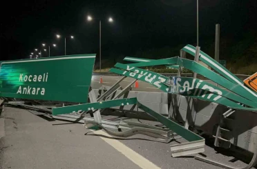 Kuzey Marmara Otoyolu’nda kamyonun açılan damperi tabelaya çarptı: Kapanan yol trafiğe açıldı 