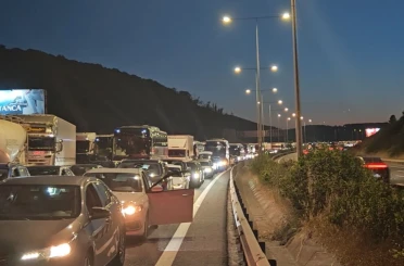 Kuzey Marmara Otoyolu’nda kamyonun çarptığı tabela devrildi: Trafik yoğunluğu oluştu 