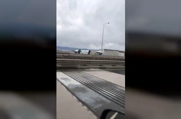 Kuzey Marmara Otoyolu’nda şiddetli fırtına: 2 tır devrildi 
