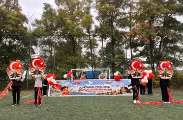 Ladik’te uçurtmalar çocuklar için gökyüzüne yükseldi

