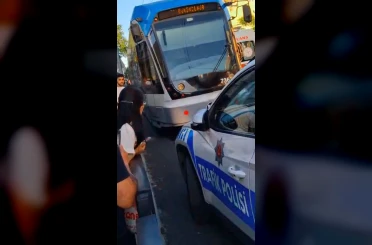 Laleli’de raylara düşen çocuk tramvayın altında kalarak öldü 