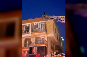 Lapseki’de 4 katlı apartmanda yangın: Çatıda mahsur kalan 4 kişi kurtarıldı 
