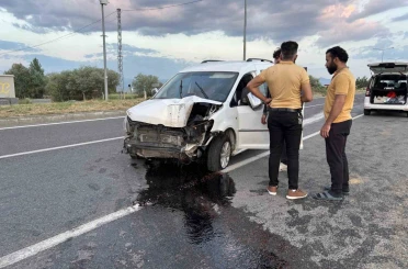 Lastiği patlayan araç refüjdeki direği devirdi: 1 yaralı 
