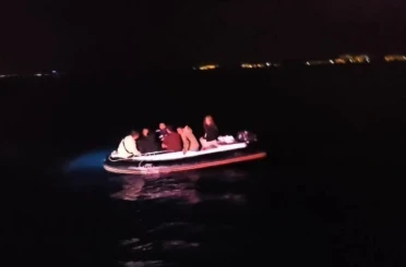 Lastik botta 6 düzensiz göçmen yakalandı 