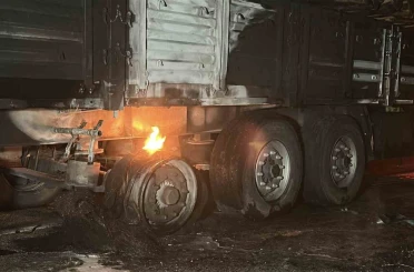 Lastikleri tutuşan tomruk yüklü tırı yanmaktan itfaiye kurtardı 