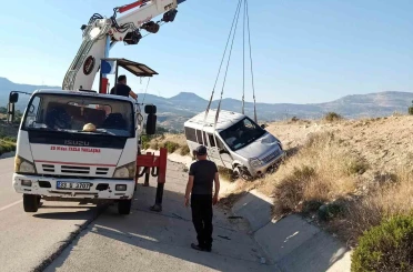 Levhaya çarpıp yoldan çıkan araçtakiler yara almadan kurtuldu 