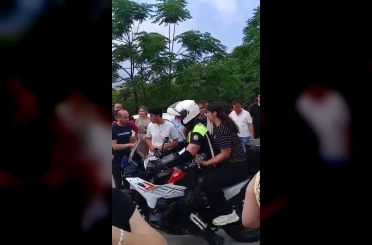 LGS’ye geç kalan öğrencilerin yardımına polis yetişti 