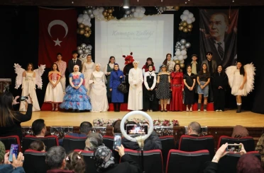 Lise öğrencileri atık malzemelerden hazırladıkları kıyafetlerle podyuma çıktı 
