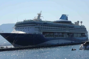 Lüks kruvaziyer bin 749 turist ile Alanya iskelesine demir attı 