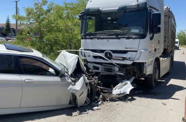 Lüks otomobil hurdaya döndü, sürücü ağır yaralandı 