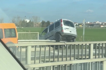 Lüleburgaz’da hafif ticari araç bariyerlerin üzerine çıktı 