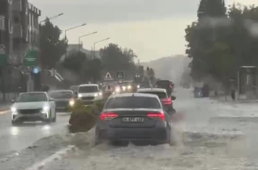 Lüleburgaz’da sağanak yağış hayatı felç etti: Cadde ve sokaklar göle döndü 