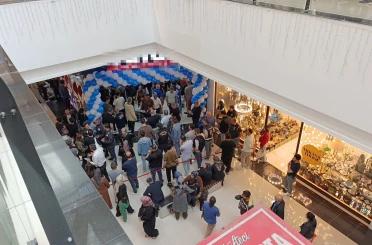 Mağaza açılışında izdiham yaşandı 