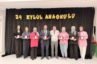 Mahalle muhtarından öğretmenlere plaketli kutlama 