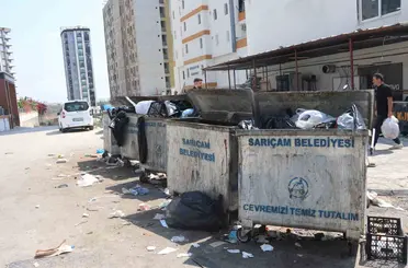 Mahalleliden belediyeye protesto: Çöpleri kendi elleriyle topladılar
