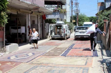 Mahallelinin toz isyanı: Yapılmayan yola halı serdiler 