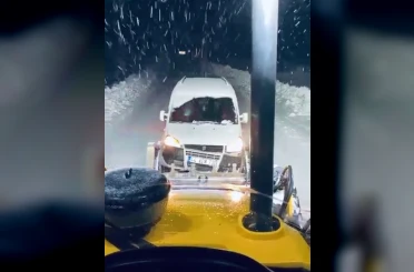 Mahsur kalan araçlar kurtarıldı 