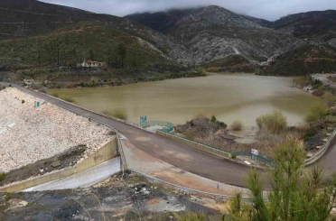 Maksimum seviyeye ulaşan Kozağaç Barajı’nda su tahliyesine başlandı 