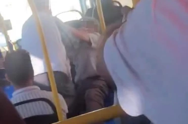 Malatya’da 2 yaşlının yolcu otobüsündeki ilginç kavgası kamerada 