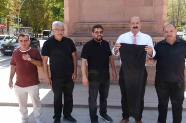 Malatya’da anıttaki figüre pantolonlu tepki 