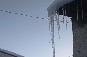 Malatya’da buz sarkıtları metreyle ölçüldü 