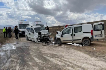 Malatya’da iki araç kafa kafaya çarpıştı: 4 yaralı 