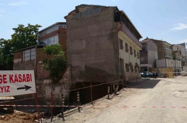 Malatya’da kazı sırasında temelinde göçük meydana gelen apartman boşaltıldı 