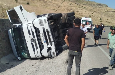 Malatya’da kontrolden çıkan tır devrildi 