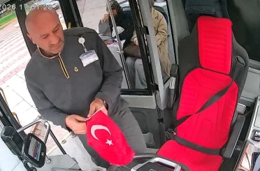 Malatya’da otobüs şoförünün bayrak hassasiyeti 