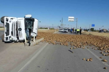 Malatya’da pancar yüklü tır devrildi: 1 yaralı 