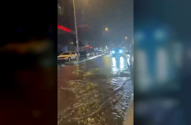 Maltepe’de aniden bastıran sağanak yağış caddeyi göle çevirdi 