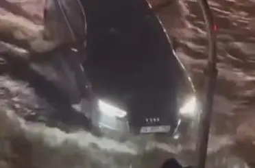Maltepe’de yollar göle döndü, araçlar güçlükle ilerledi

