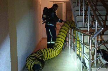 Manavgat’ta site içerisinde çıkan depo yangını korkuttu 