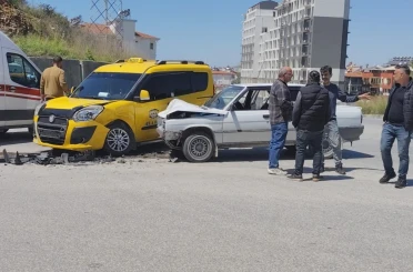 Manavgat’ta taksi ile otomobil çarpıştı: 2 yaralı 