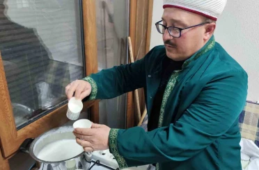 Manisa’da Miraç Kandili’nde 663 yıllık camide 80 kilo süt dağıtıldı 