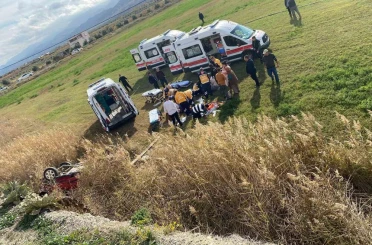Manisa’da otomobil tarlaya uçtu: 1’i bebek 5 yaralı 