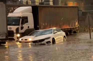 Manisa’da sağanak yağış sokakları göle çevirdi 
